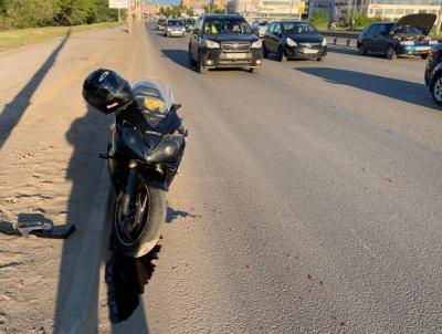 На Московском шоссе байкер без прав врезался в иномарку