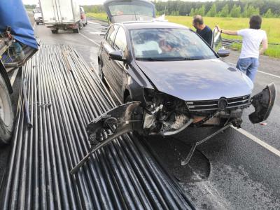 Под Рязанью выпавшие из грузовика трубы привели к серьёзной аварии