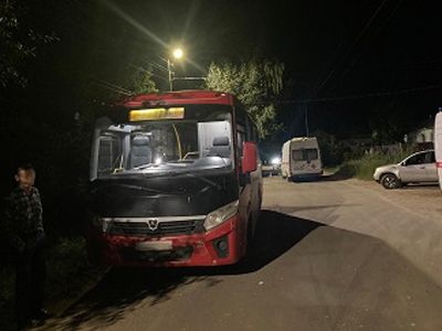 ГИБДД выясняет личность мужчины, которого переехал автобус в Рязани