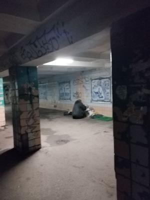 В Рязани заметили бездомных в подземном переходе у ТД «Барс на Московском»