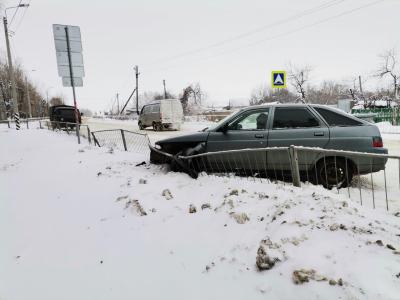 Под Михайловом скончался водитель ВАЗ-2112, врезавшийся в забор