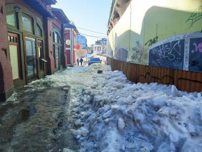 На улице Мюнстерской в Рязани скопилась куча льда