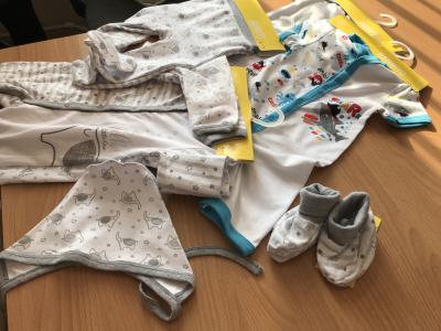 Найденному в мусорном баке в Рязани младенцу принесли одежду