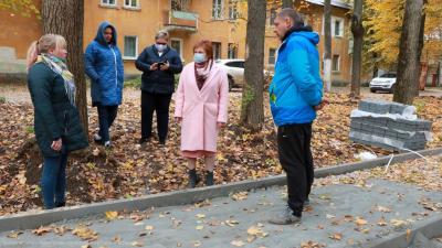 Елена Сорокина проверила благоустройство нового сквера в посёлке Строитель