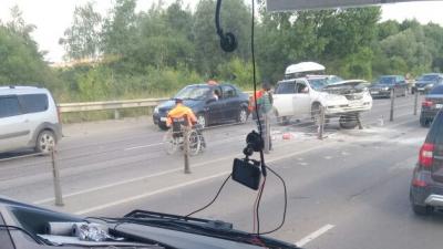 На Северной окружной дороге в Рязани автомобиль повис на тросовом ограждении