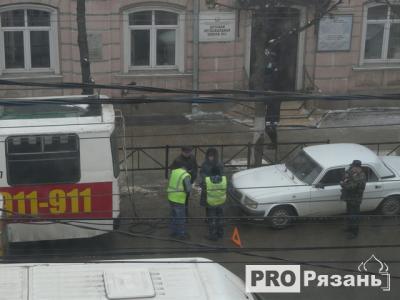 В центре Рязани столкнулись «Волга» и троллейбус