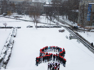 Студенты Рязанского медуниверситета надели красные ленточки