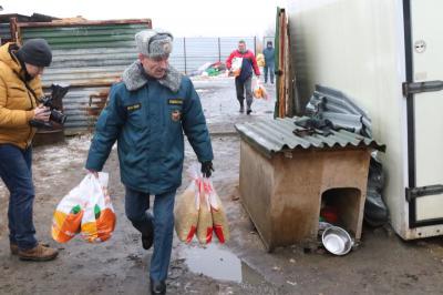 Рязанские спасатели передали приюту для животных 100 килограммов корма
