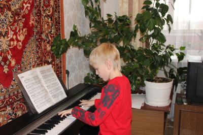 Юный пианист из Кораблино сыграл Шопена на Арбате