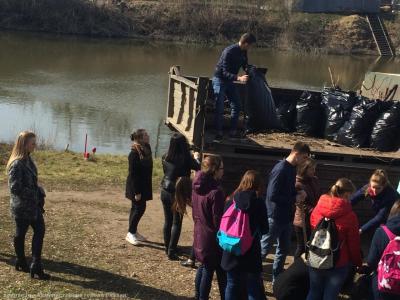 Рязанцы убрали мусор с берега реки Трубеж у Кремля