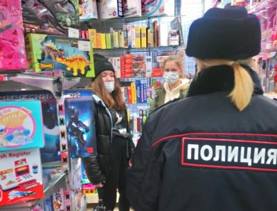 В ТРЦ Рязани полицейские разъяснили подросткам необходимость носить маски