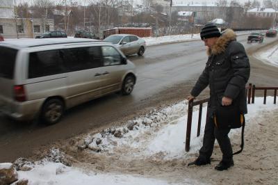 Рязанские активисты ОНФ обратили внимание на неочищенные от снега тротуары и спуски к дорогам