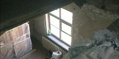Упавшая крыша проломила потолок жилого дома в Соколовке