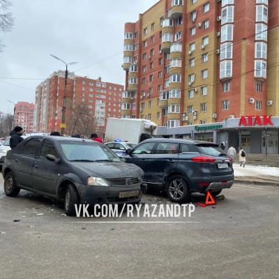 В Рязани столкнулись две иномарки