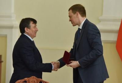 Павел Малков вручил государственную награду своему советнику