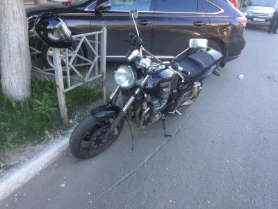 На улице Дзержинского опрокинулся мотоцикл