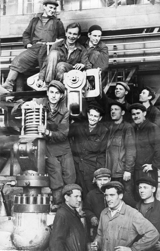 Автоматизированный сервисный центр (асц). Бригадир николай. Трест «абаканвагонстрой. Фото бригады слесарей. Ооо "пкф "монтажник" челны.