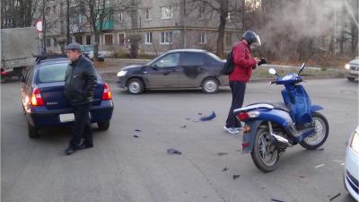 На улице Магистральной иномарка столкнулась с мотоциклом, пострадал байкер