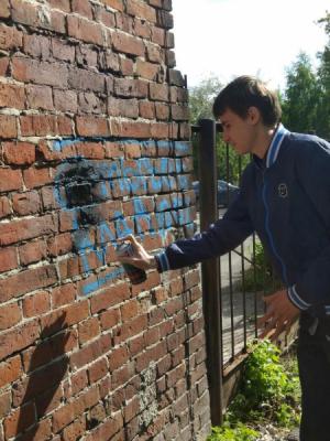 Ученики СОШ №1 Рязани закрасили рекламу наркотиков на стенах вокруг школы