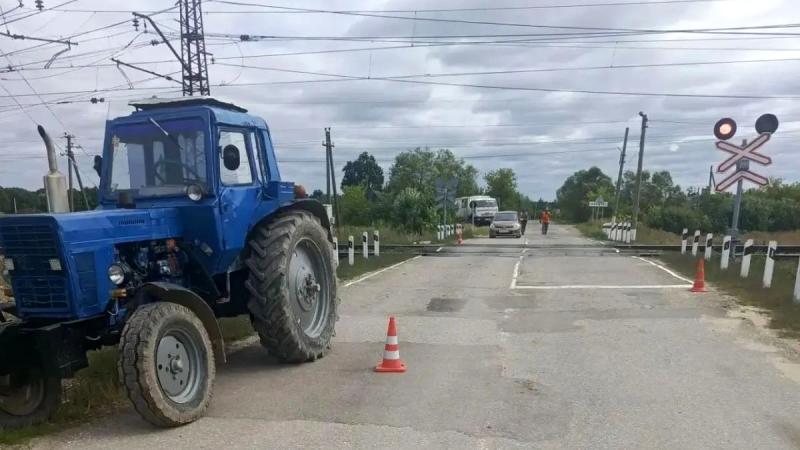 В Чучковском округе поезд столкнулся с тракторной тележкой