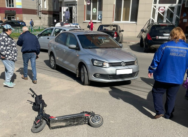 На улице Тимакова в Рязани иномарка сбила самокатчика