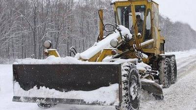 В Рязанской области грейдер завалил снегом застрявшую машину 