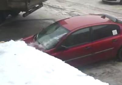 Рязанец пожаловался на глыбу льда, повредившую его автомобиль