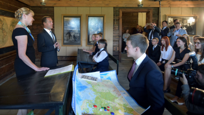Дмитрий Медведев побывал на уроке для учащихся рязанских школ в музее-заповеднике Есенина