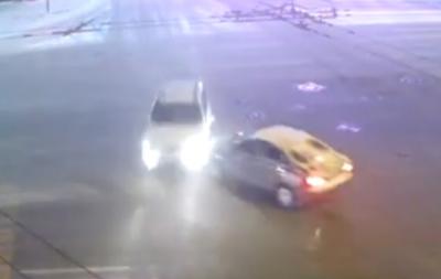 Опубликовано видео момента ДТП с внедорожником на площади Ленина