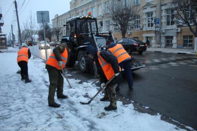 Рязанские коммунальщики чистят тротуары и вывозят снег