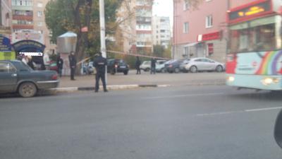 Полиция оцепила территорию возле одного из домов на Первомайском проспекте
