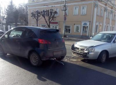 В центре Рязани не разминулись две легковушки