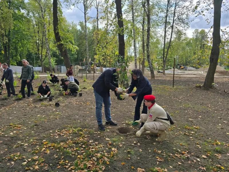 В ЦПКиО Рязани высадили около 300 деревьев и кустарников