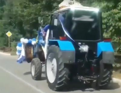 В Новомичуринске засняли свадебный кортеж с трактором