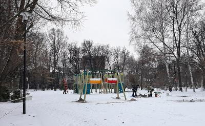 В Наташкином парке монтируют детскую площадку
