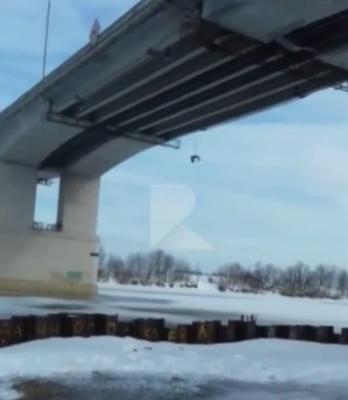 На Солотчинском мосту под Рязанью повис человек