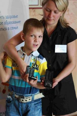 Фонд «ДетскиеДомики» подарил юному рязанцу миниатюрные слуховые аппараты