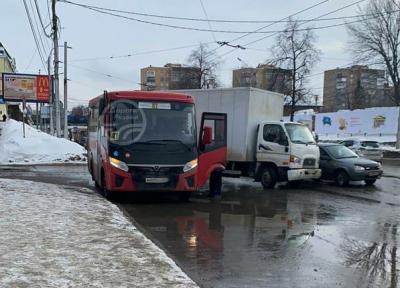 В Рязани грузовик врезался в маршрутку