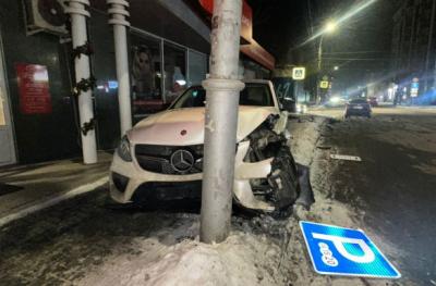 В центре Рязани пострадала водитель Volkswagen Polo, столкнувшаяся с Mercedes