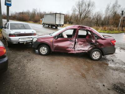В массовом ДТП в Ряжске пострадал водитель Lada Granta