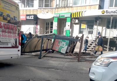 На улице Интернациональной в Рязани упала остановка