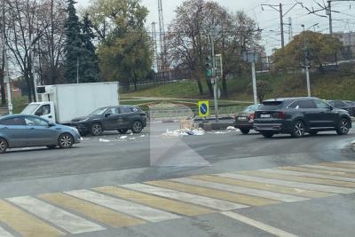 Жители Рязани пожаловались на мусор на дороге