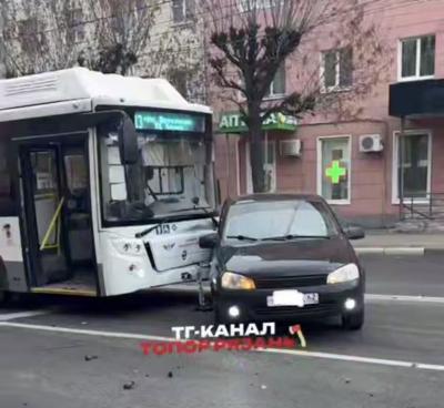 В центре Рязани столкнулись две легковушки и троллейбус 
