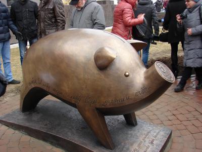 Рядом с Прио-Внешторгбанком появилась скульптура свиньи-копилки