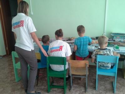 Дети украинских переселенцев рисовали российский триколор в Клепиковском районе