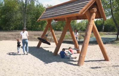 Рязанцы растаскивают гальку с детской площадки в Лесопарке