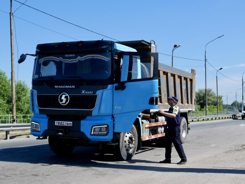 Большегрузы продолжают пересекать Солотчинский мост с превышением массы