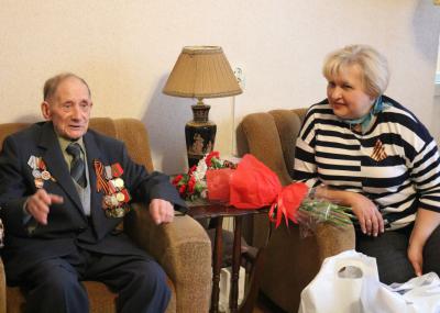 Сотрудники «Рязаньэнерго» поздравили ветерана Великой Отечественной войны с Днём Победы