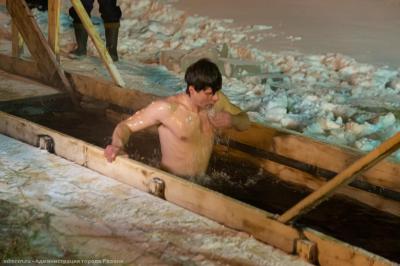 В Крещенских купаниях в Рязани поучаствовали свыше 2000 человек